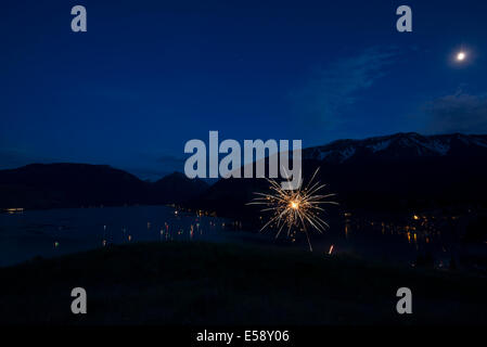 Quatrième de juillet d'artifice au-dessus du lac Wallowa (Oregon). Banque D'Images