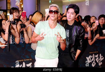 Joon Park et Danny Ahn(Dieu), Jul 21, 2014 : les chanteurs sud-coréen Joon Park (L), Danny Ahn, membres de boys band, "Dieu", d'assister à un événement Tapis Rouge VIP avant qu'une version préliminaire d'un nouveau film sud-coréen, rugissant des courants, à Séoul, en Corée du Sud. © Lee Jae-Won/AFLO/Alamy Live News Banque D'Images