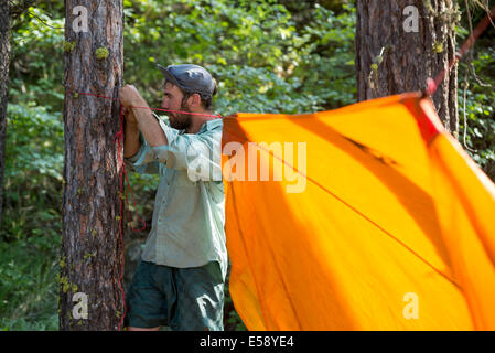 Reinsegnements sur la mise en place d'une bâche à son camp dans la montagnes Wallowa, Oregon. Banque D'Images