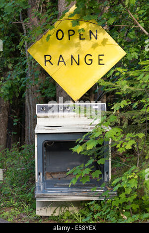 'Ouvrir' humoristique gamme signe avec l'ancien modèle de cuisine dans la région de Oregon's Blue Mountains. Banque D'Images