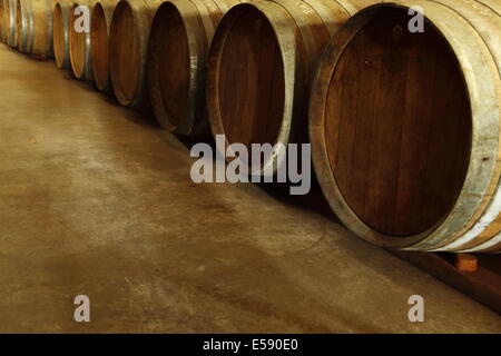 Chêne poussiéreux des tonneaux de vin dans une cave de l'Australie occidentale. Banque D'Images