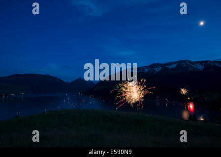 Quatrième de juillet d'artifice au-dessus du lac Wallowa (Oregon). Banque D'Images