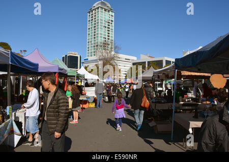 Les gens à l'errance du marché du dimanche de Takapuna, Auckland, Nouvelle-Zélande Banque D'Images