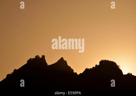 Coucher de soleil sur les montagnes près du village de Lahic, montagnes du Caucase, Azerbaïdjan Banque D'Images
