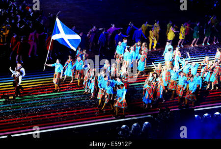 Glasgow, Ecosse, Royaume-Uni. 23 juillet, 2014. Les membres de la délégation Scotish participer à la cérémonie d'ouverture des XX Jeux du Commonwealth au Celtic Park de Glasgow, Grande-Bretagne, le 23 juillet 2014. Credit : Han Yan/Xinhua/Alamy Live News Banque D'Images