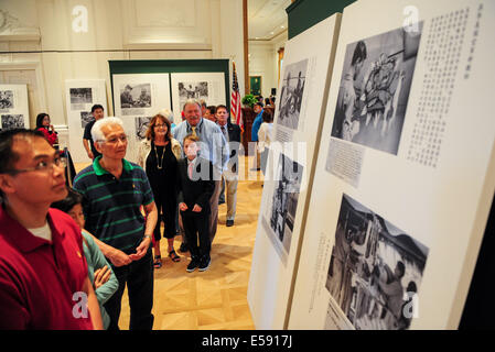 Los Angeles, USA. 23 juillet, 2014. Personnes visitent l'exposition photo 'Salute à l'amitié - Images racontent la Chine et les États-Unis La collaboration durant la Seconde Guerre mondiale' à la Nixon Library à Yorba Linda Ville de Californie, aux États-Unis, le 23 juillet 2014. Les photos ont été prises par des soldats de l'armée américaine Signal Corps en Chine pendant la DEUXIÈME GUERRE MONDIALE. © Zhang Chaoqun/Xinhua/Alamy Live News Banque D'Images