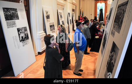 Los Angeles, USA. 23 juillet, 2014. Personnes visitent l'exposition photo 'Salute à l'amitié - Images racontent la Chine et les États-Unis La collaboration durant la Seconde Guerre mondiale' à la Nixon Library à Yorba Linda Ville de Californie, aux États-Unis, le 23 juillet 2014. Les photos ont été prises par des soldats de l'armée américaine Signal Corps en Chine pendant la DEUXIÈME GUERRE MONDIALE. © Zhang Chaoqun/Xinhua/Alamy Live News Banque D'Images