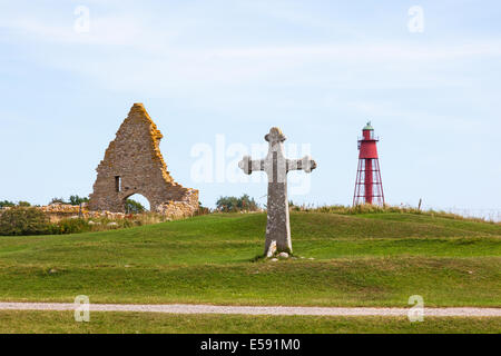 La chapelle Sainte Brigitte ruines et une croix de pierre avec des feuilles de trèfle design à Kapelludden sur Öland en Suède Banque D'Images