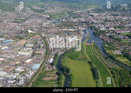 Une vue aérienne Vue vers le nord le long de la rivière Exe vers le centre-ville d'Exeter dans le Devon, UK Banque D'Images