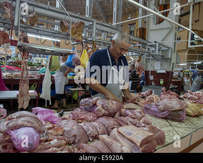 Boucher vend de la viande de porc. 23 juillet, 2014. Le marché de Besarabsky situé dans le centre de Kiev sur la Bessarabska Square à la fin de la rue principale de la ville, l'Ukraine, Kiev, Khreshchatyk. © Igor Golovniov/ZUMA/Alamy Fil Live News Banque D'Images