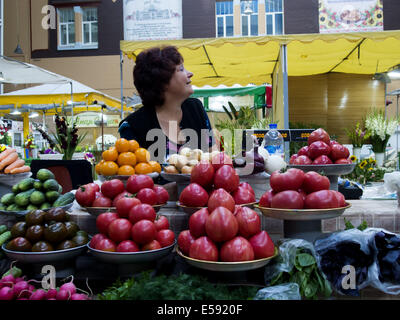 Vendeur de fruits et légumes. 23 juillet, 2014. Le marché de Besarabsky situé dans le centre de Kiev sur la Bessarabska Square à la fin de la rue principale de la ville, l'Ukraine, Kiev, Khreshchatyk. © Igor Golovniov/ZUMA/Alamy Fil Live News Banque D'Images