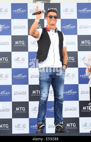 Aichi, Japon. 23 juillet, 2014. Joueur de football portugais Cristiano Ronaldo pour Nagoya visites MTG Beauté athlétique promotion à l'aéroport international de Chubu Centrair à Aichi, au Japon. Credit : AFLO Co.,Ltd/Alamy Live News Banque D'Images