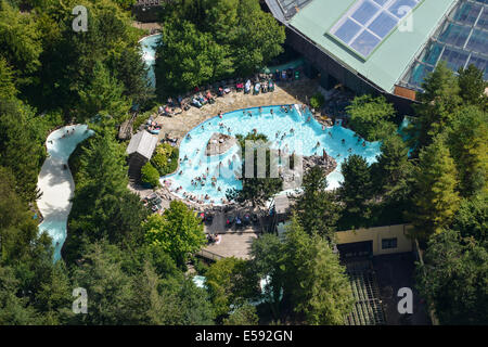 Un gros plan Vue aérienne d'une piscine en plein air à Center Parcs près de Salisbury au Royaume-Uni Banque D'Images