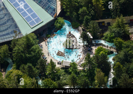 Un gros plan Vue aérienne d'une piscine en plein air à Center Parcs près de Salisbury au Royaume-Uni Banque D'Images