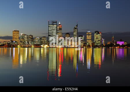 La ville de Perth compte sur la Swan River, en Australie occidentale. Banque D'Images