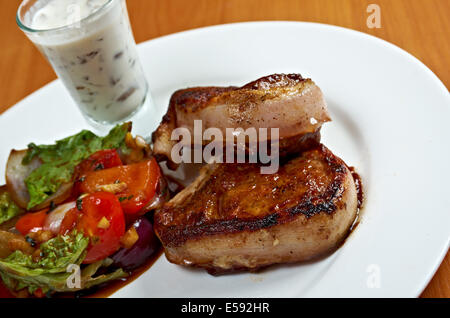 Médaillon de filet de bœuf grillé avec sauce Banque D'Images