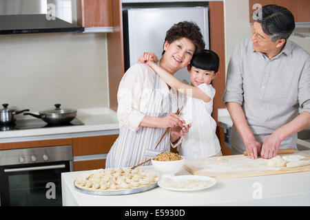 Heureux grands-parents at dumplings Banque D'Images