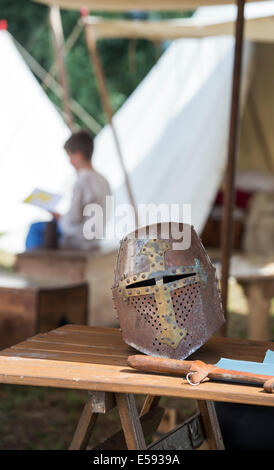 Médiéval casque et épée à la fête médiévale de Tewkesbury, Gloucestershire, Angleterre Banque D'Images