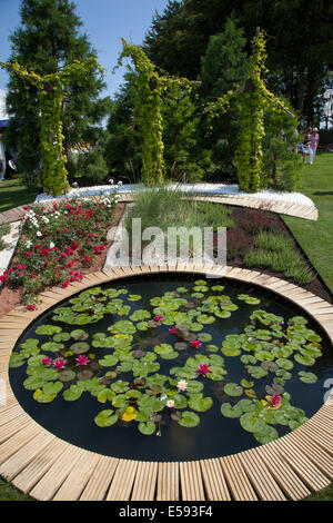 Aménagement paysager et étang dans le jardin d'exposition Tatton Park, Manchester, Royaume-Uni.23 juillet 2014.Johnathan price Landscapes entrée 'Element Garden' (de Musica Mundana) à l'événement sur le thème de l'eau RHS - Royal Horticultural Society à Tatton Park.Situé dans de magnifiques parcs, le RHS Flower Show Tatton Park est une célébration du meilleur du jardinage avec une atmosphère de carnaval dynamique. Banque D'Images