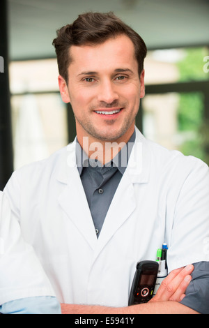 Portrait of a male doctor smiling Banque D'Images