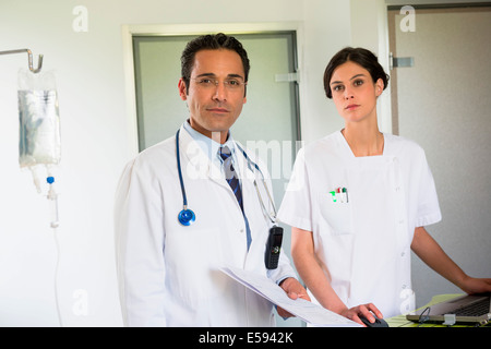 Portrait d'un médecin et d'infirmière qui travaille à l'hôpital Banque D'Images