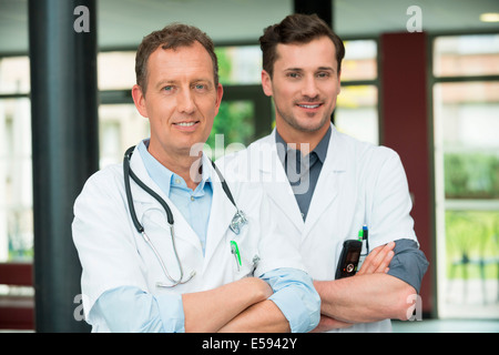 Portrait de deux hommes médecins smiling Banque D'Images