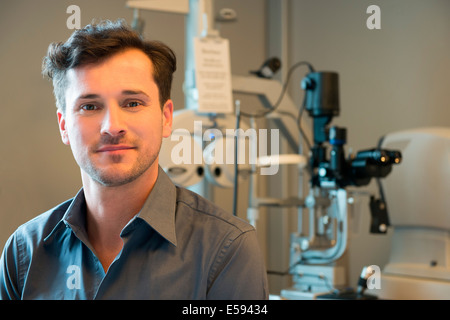 Homme médecin avec l'équipement de test de l'œil Banque D'Images