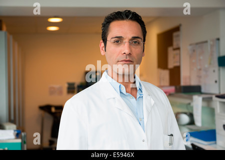 Portrait of a male doctor in hospital Banque D'Images
