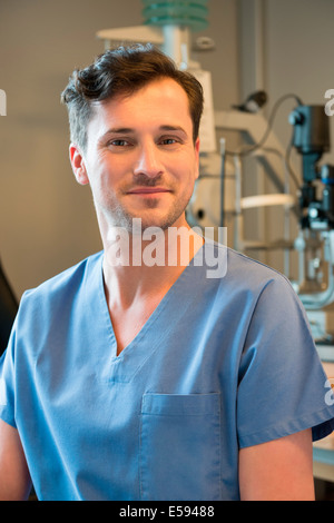 Homme médecin avec l'équipement de test de l'œil Banque D'Images