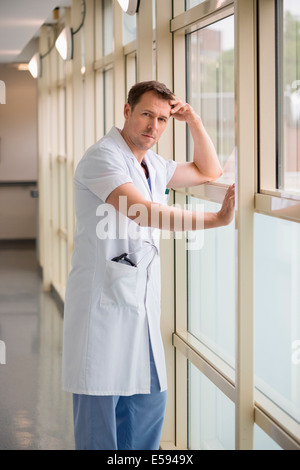 Portrait d'un homme médecin pense Banque D'Images