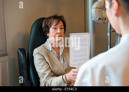 Patient de sexe féminin ayant l'examen des yeux dans un optométriste clinic Banque D'Images
