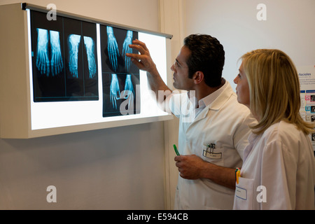 Doctors examining X-ray à l'hôpital rapport Banque D'Images
