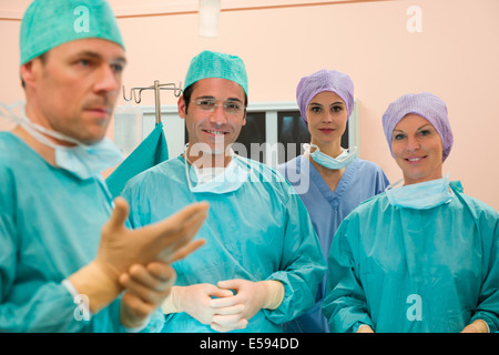 L'équipe médicale smiling in an operating room Banque D'Images