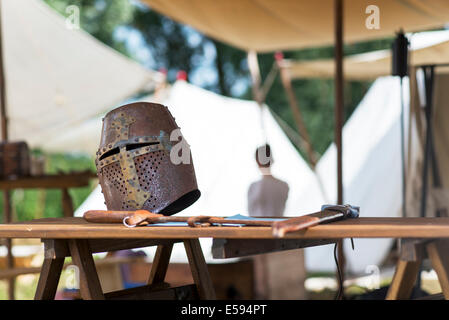 Médiéval casque et épée à la fête médiévale de Tewkesbury, Gloucestershire, Angleterre Banque D'Images