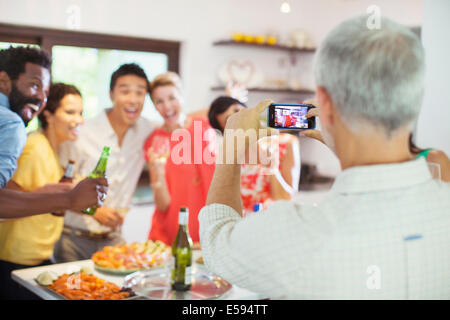 Les amis de prendre photo ensemble at party Banque D'Images