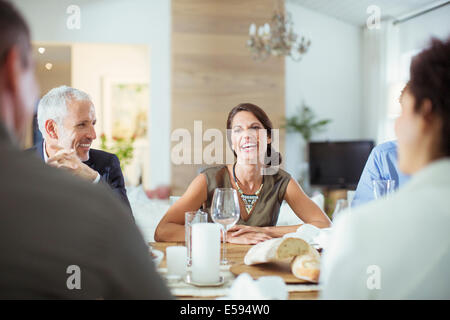 Les gens parler at dinner party Banque D'Images