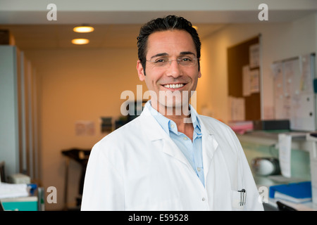 Portrait of a male doctor smiling in hospital Banque D'Images