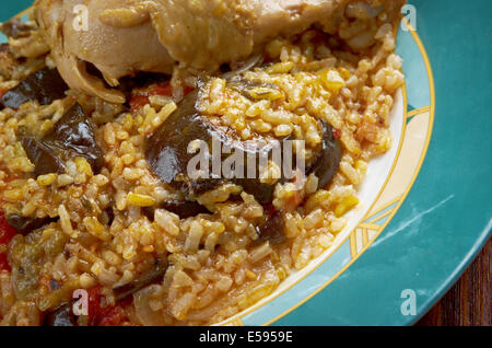 Maqluba est un plat traditionnel du Levant arabe, perse, et la Palestine.lave comprend la viande, le riz, et des légumes sautées placé je Banque D'Images