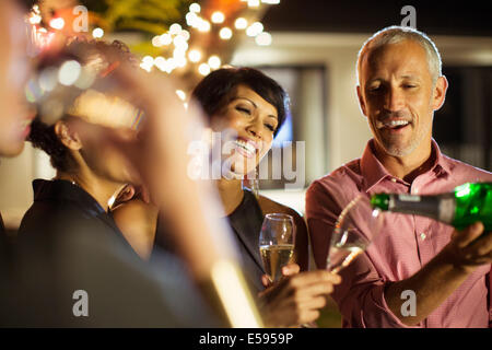 Friends drinking champagne at party Banque D'Images