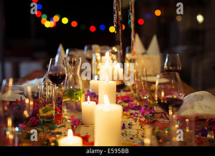 Bougies allumées sur la table at party Banque D'Images