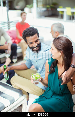 Couple hugging at party Banque D'Images