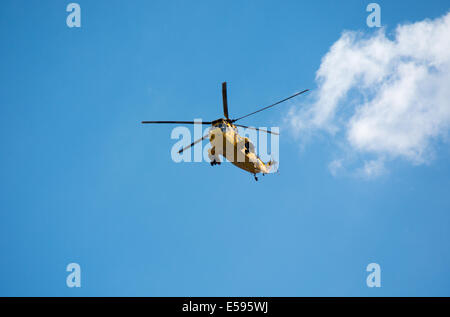 Un Sea King de la Royal Air Force de recherche et de sauvetage (PNRS) hélicoptère vole au-dessus de la Tamise à Londres. Banque D'Images