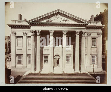 Une photographie historique de Girard Bank datant d'environ 1870, située sur Chestnut Street, Philadelphie, montrant le bâtiment et les rues environnantes. Banque D'Images