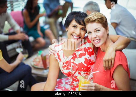 Women hugging at party Banque D'Images