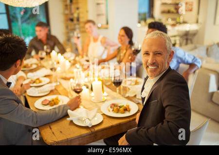 Man smiling at dinner party Banque D'Images