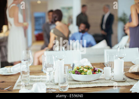 Set table at dinner party Banque D'Images