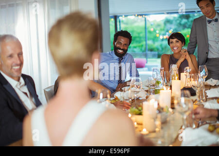 Amis parler at dinner party Banque D'Images