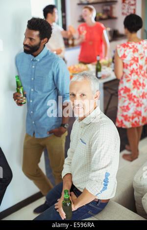 Man smiling at party Banque D'Images