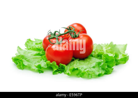 Les tomates rouges frais sur des feuilles de laitue isolé sur fond blanc Banque D'Images