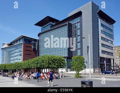 Les visiteurs et les travailleurs eux-mêmes au soleil à Broomielaw bâtiments sur Atlantic Quay sur la rivière Clyde en Écosse Glasgow centrale Banque D'Images